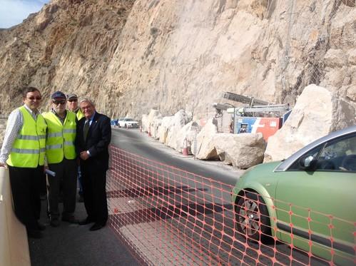 Las obras de anclajes del acantilado y del muro en la carretera de El Cañarete entran en su recta final