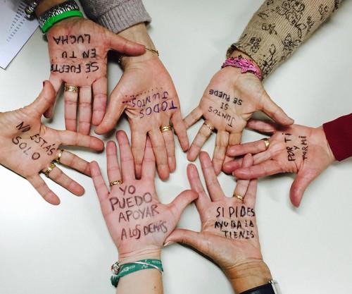 Participación Ciudadana y AECC de El Ejido convocan a una ‘Quedada’ en la Plaza Mayor para unirse a la campaña #ManosIlutrasdasContraElCancer