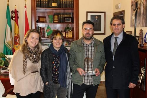 El alcalde de Berja recibe al ganador de los Premios Picasso