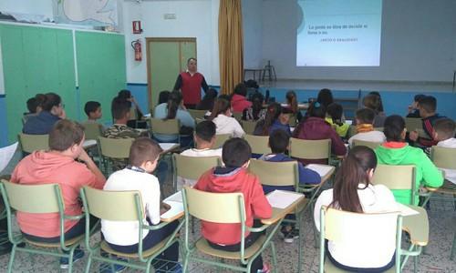 El Ayuntamiento de Adra imparte una serie de charlas para prevenir el tabaquismo y otras adicciones entre los jóvenes