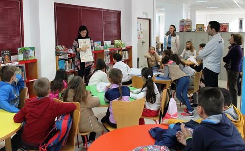 El Ayuntamiento de Adra organiza visitas a la Biblioteca Municipal para fomentar la lectura entre los escolares
