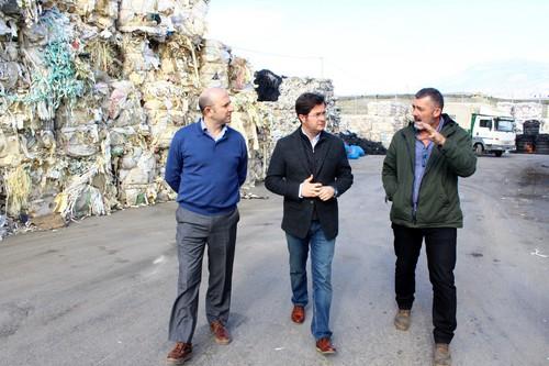 El alcalde de El Ejido visita las instalaciones de ‘VEGATRANS’, una empresa de gestión de restos vegetales comprometida con el medio ambiente