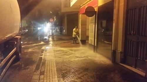 El Ayuntamiento de Adra pone en marcha un plan de baldeo para eliminar el polvo de la nube africana