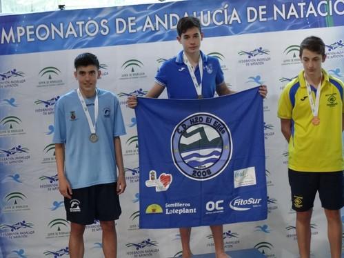El nadador ejidense Miguel Guerrero, campeón de Andalucía alevín de invierno