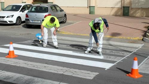 En marcha el III Plan de Tráfico con el repintado de pasos  de peatones y señalización horizontal