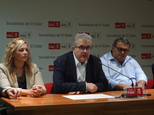 El PSOE critica que el PP de Roquetas 'pasa más tiempo apagando fuegos que en la gestión del municipio'