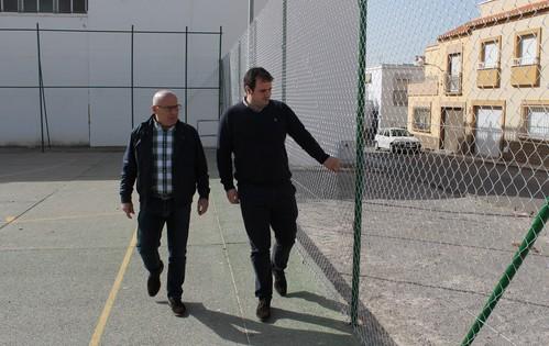 El Ayuntamiento mejora las pistas polideportivas de La Curva y Rodrigo de Triana