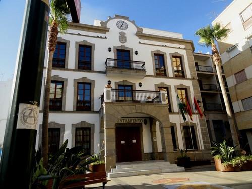 El Ayuntamiento de Adra autoriza el baldeo de fachadas sin aviso previo tras la nube de polvo africana