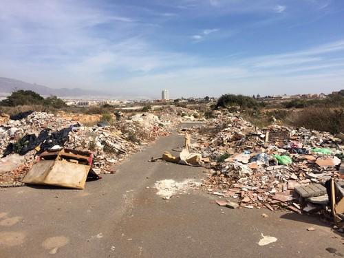UPyD El Ejido denuncia que una calle del municipio se ha convertido en un “vertedero incontrolado”