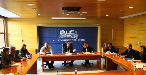 La Junta de Gobierno ejidense da vía libre al alquiler de maquinaria específica para desbrozar, asfaltar y limpiar caminos rurales del municipio