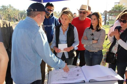 Eloísa Cabrera inicia en Torrequebrada una campaña de información a los vecinos sobre los proyectos en marcha