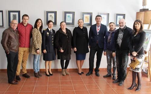 El alcalde de Adra, Manuel Cortés, visita la exposición ‘Dall Villa Art’