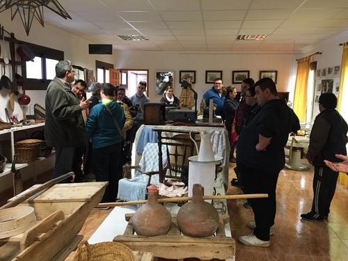 Los usuarios del Centro Ocupacional de Adra realizan una visita cultural a Cádiar