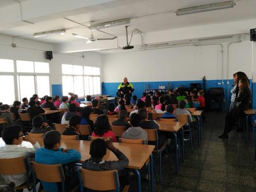 La Policía Local de La Mojonera colabora con el CEIP San Pedro Apóstol en la formación de sus alumnos en seguridad vial
