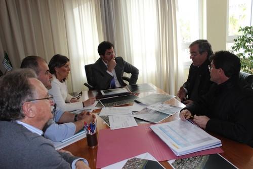 El Gobierno municipal se reúne con Costas para abordar el estudio de alternativas al problema de regresión de la costa de Balerma