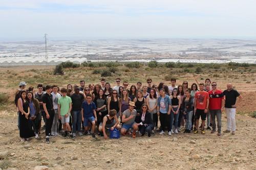 Estudiantes franceses visitan el municipio para conocer las playas, el patrimonio cultural y su competitivo sistema agrario