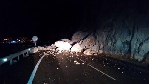 Cortada la carretera del Cañarete durante dos horas por un desprendimiento de rocas