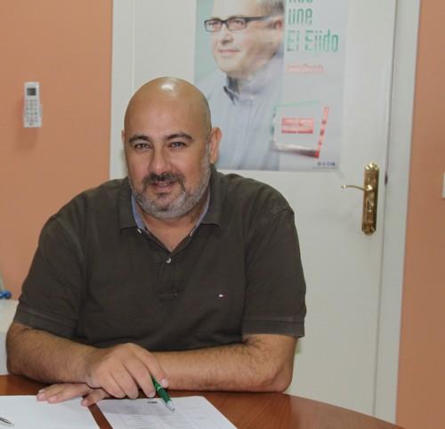 El PSOE de El Ejido pide que se regule el estacionamiento en las Cien Viviendas de Pampanico