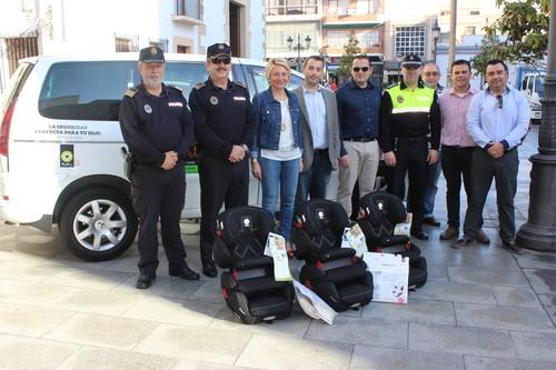El Ayuntamiento de Roquetas dona cinco sillas infantiles para los taxis del municipio