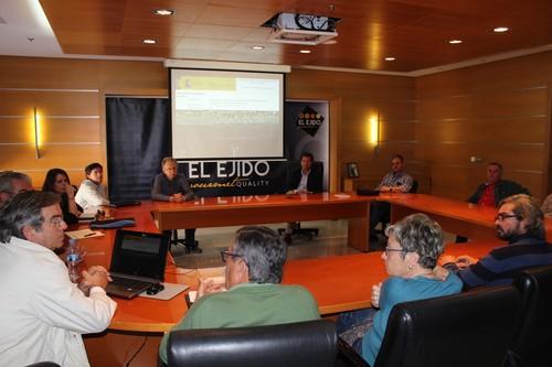 Alcalde y Costas exponen a los vecinos de Balerma la situación del proyecto de ‘Recuperación ambiental de las playas’ y las posibles soluciones técnicas