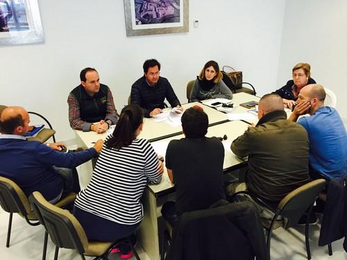 El alcalde y la Plataforma Ciudadana por la Educación de Almerimar mantienen una reunión para abordar el déficit de plazas existente en el colegio