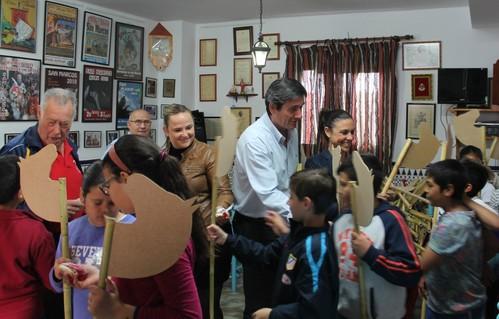 El alcalde destaca la labor de la Hermandad de San Marcos por la difusión de la fiesta entre escolares