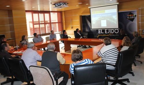 Alcalde y Costas abordan con los vecinos de Guardias Viejas las opciones técnicas planteadas para la regeneración de este tramo del litoral