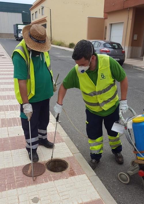 Hidralia comienza un plan de desinsectación y desinfección de la red de alcantarillado de Adra