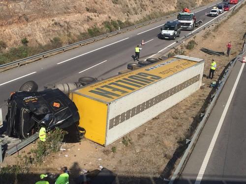 Fallece el conductor de un camión al volcar su vehículo en la A-7