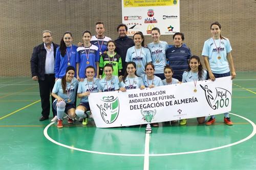 El alcalde de El Ejido entrega la copa de campeonas de liga al equipo del CD FS Ejido Femenino