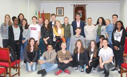 Manuel Cortés recibe a una delegación de estudiantes holandeses que visitan Adra