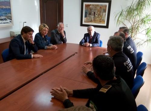 El subdelegado de Gobierno y el alcalde se reúnen con la Policía Local para coordinar actuaciones de cara al verano