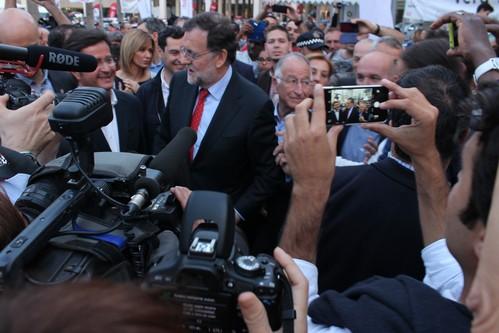 Una Plaza Mayor abarrotada recibe a Mariano Rajoy en El Ejido