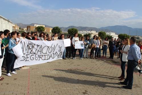 Padres de alumnos del CEIP Miguel Servet de Balerma se concentran para exigir una ampliación del centro educativo