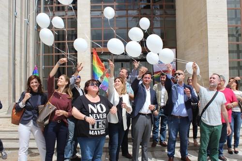 El Ejido conmemora el Día Internacional contra la LGBTFOBIA con un acto en la Plaza Mayor en el que se ha reivindicado una sociedad más igualitaria