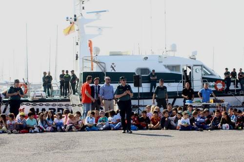 Unos 800 escolares de El Ejido conocen de cerca la labor la Guardia Civil a través de la exhibición y actividades realizadas hoy por sus unidades