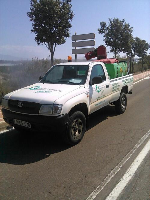 El Ayuntamiento actúa en la zona de influencia de Punta Entinas para evitar la proliferación de moquitos con la subida de las temperaturas