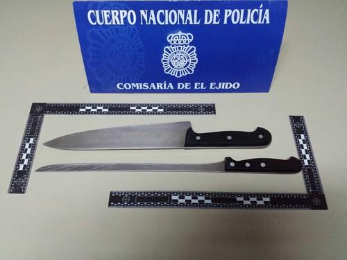 La Policía Nacional evita que un hombre de 22 años se autolesionara con dos cuchillos