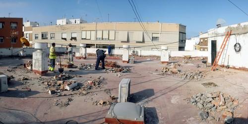 El Ayuntamiento renueva de forma integral la cubierta del edificio de Policía Local