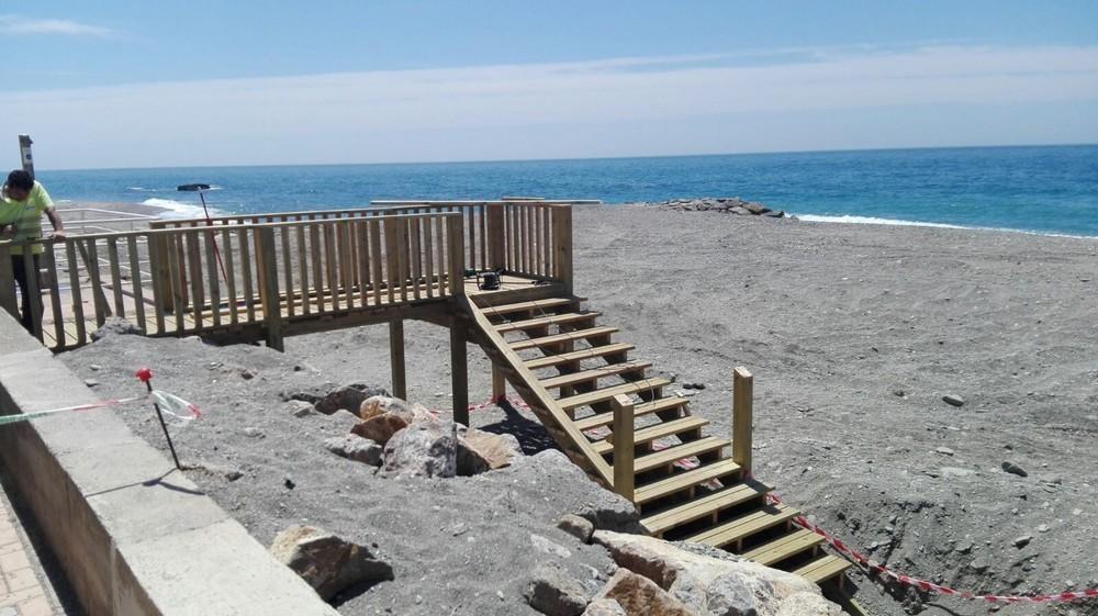 El Ayuntamiento de Adra pone a punto sus playas con un plan especial de trabajo