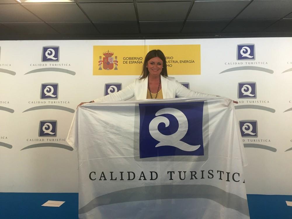 La concejala de Turismo recoge las banderas ‘Q de calidad’ que lucirán este verano en las playas ejidenses