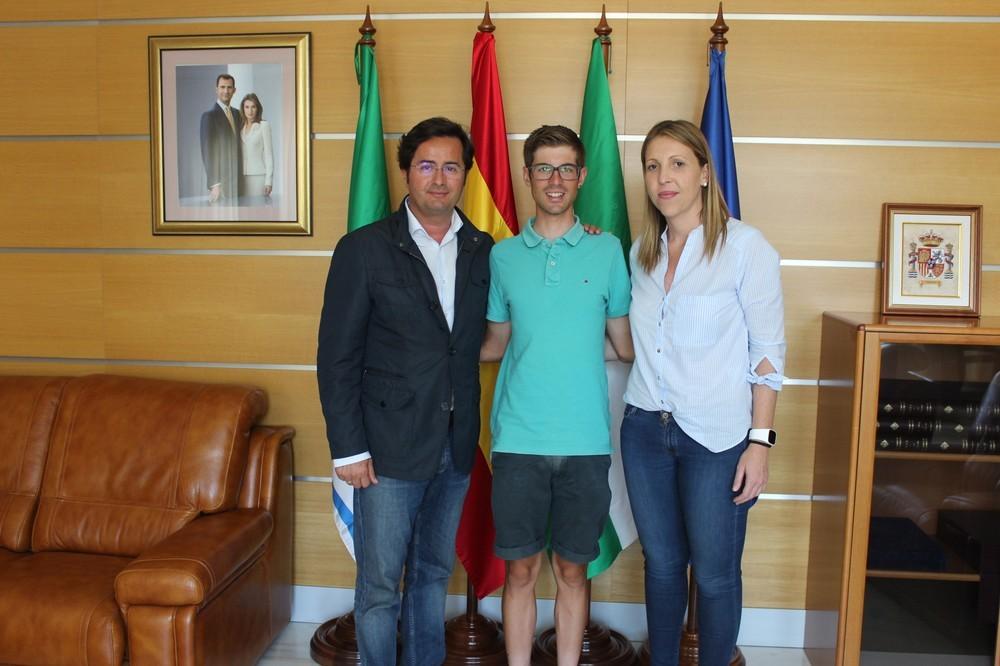 El alcalde recibe al ciclista Cristian Rodríguez tras su participación en el Giro de Italia