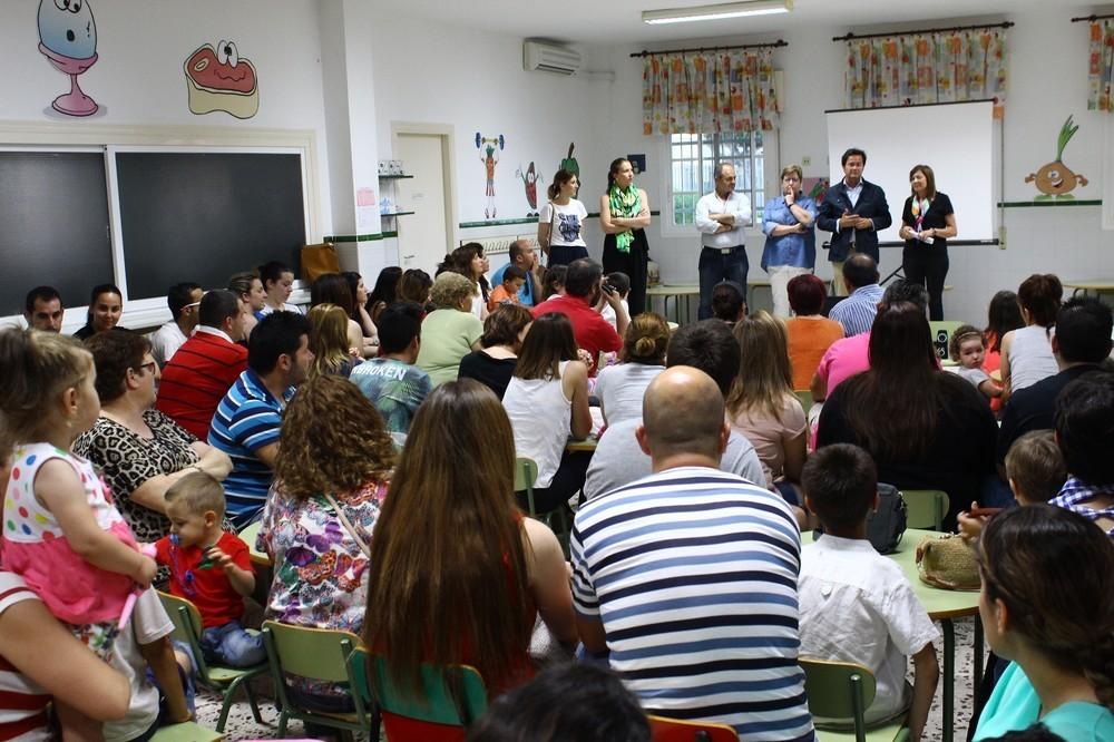El alcalde clausura el curso escolar de la EEI de Balerma ensalzando la labor de los profesores y la metodología aplicada en el centro con los niños