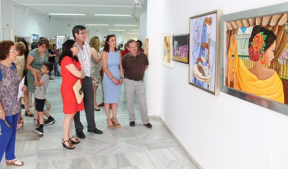 El Centro Cultural de Adra acoge una exposición con los trabajos de los talleres de pintura y manualidades