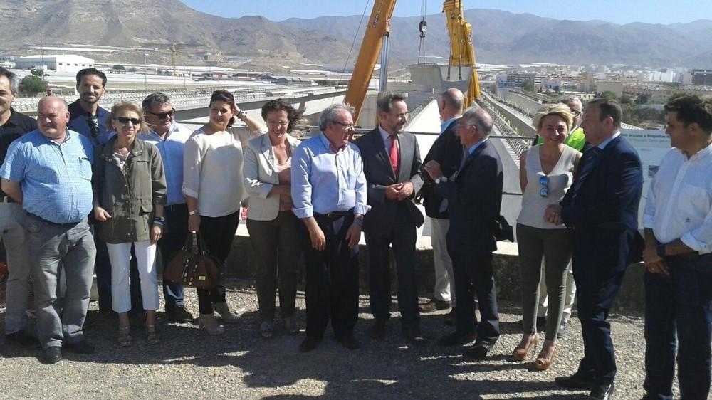 La colocación de las vigas de la variante de Roquetas de Mar en el enlace de Las Losas garantiza su apertu-ra este verano