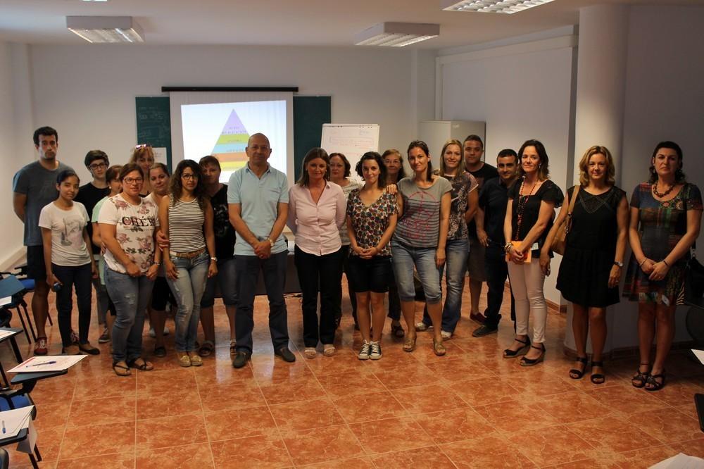 Ayuntamiento y Cruz Roja forman en el CIE a 17 desempleados en la atención al cliente, reposición y almacenaje para facilitar su inserción en el mercado laboral