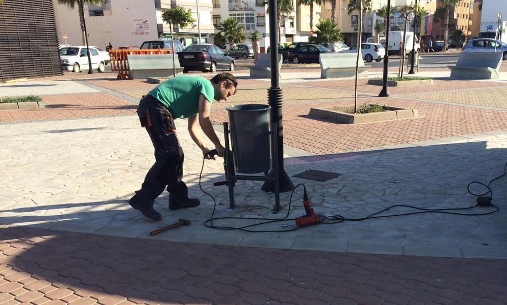 Instalan 80 nuevas papeleras en paseos marítimos de la ciudad