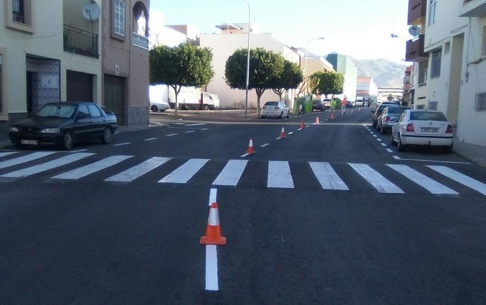 El Ayuntamiento de Adra realiza trabajos de mejora de señalización vial en La Curva