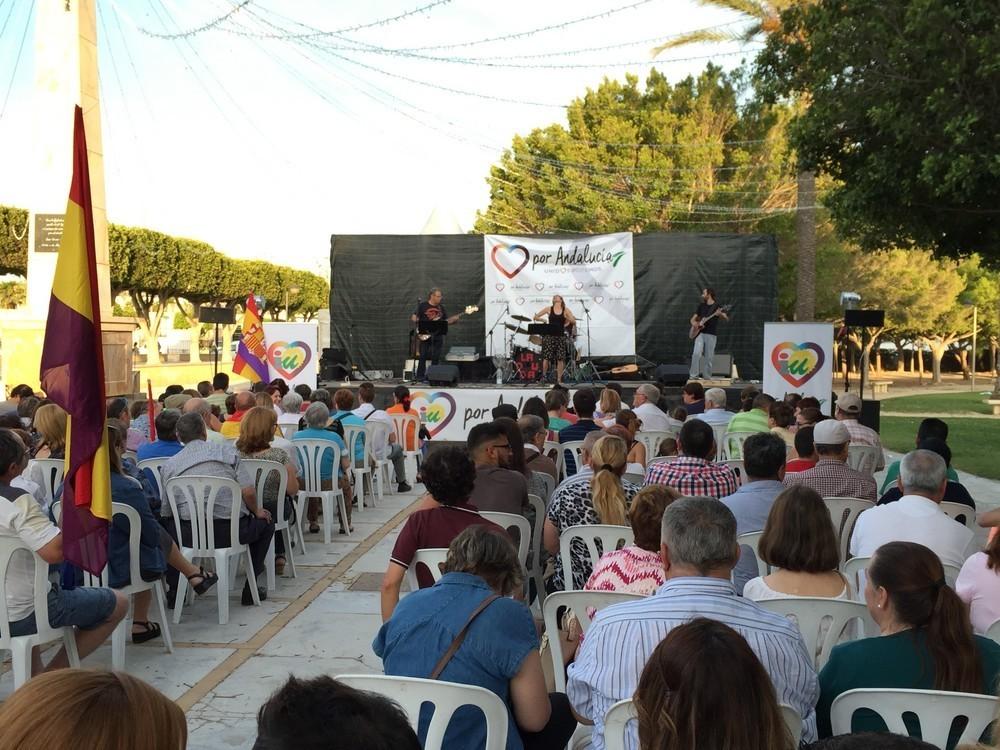 Unas 400 personas acuden al acto público organizado por la candidatura de Unidos Podemos en el parque municipal de El Ejido