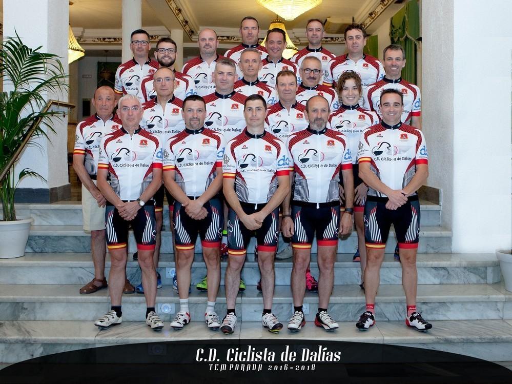 El Casino de Dalías acoge la presentación de la nueva equipación del CD Ciclista de Dalías